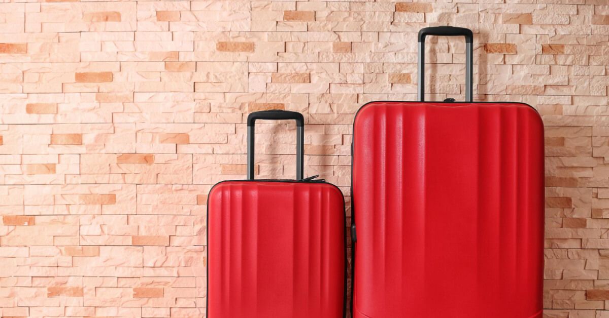 Two suitcases of different sizes next to each other