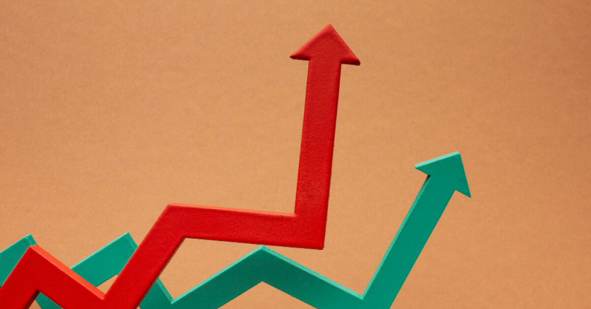 Upward moving red and green arrows