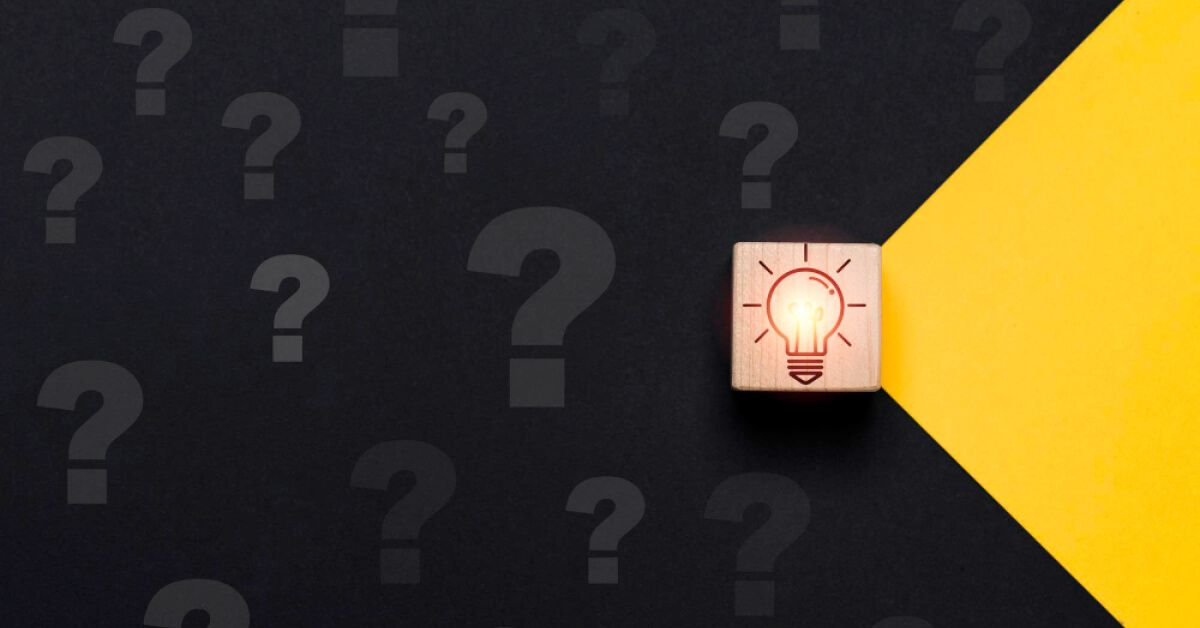 Wooden block with lightbulb emoticon