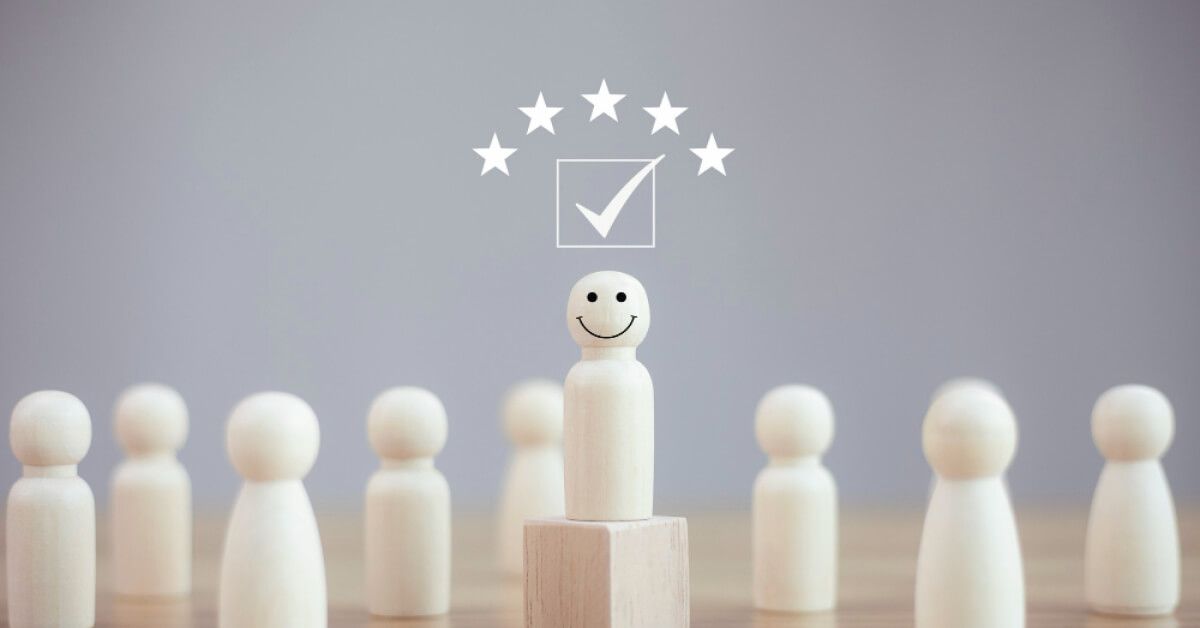 Rating scale over a white pawn on a wooden block