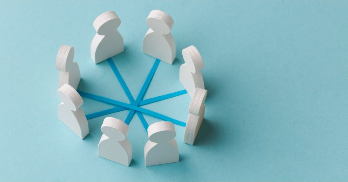 Circle of white pawns with blue interconnecting lines