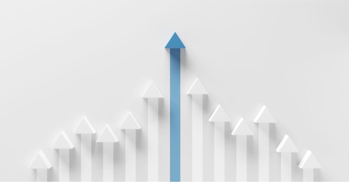 A tall blue arrow amongst a row of smaller white arrows