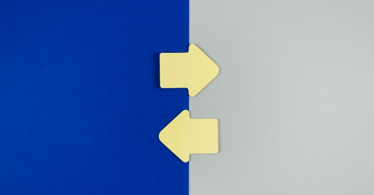 Two arrows facing opposite directions