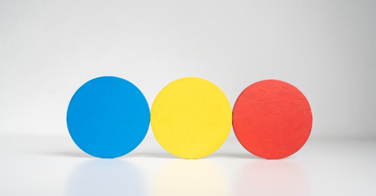 Three circles next to each other in the colours of blue, yellow and red respectively
