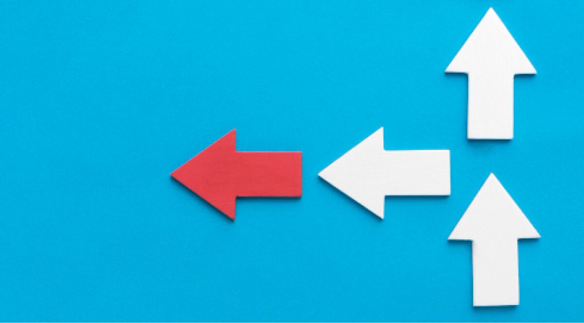 4 arrows 1 red and 3 white