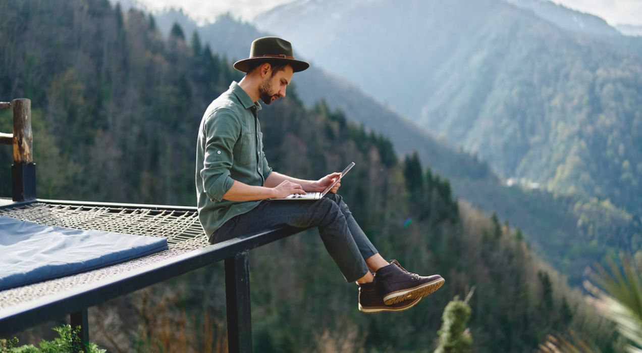 Hybrid work schedule: How it works, best practices & top examples