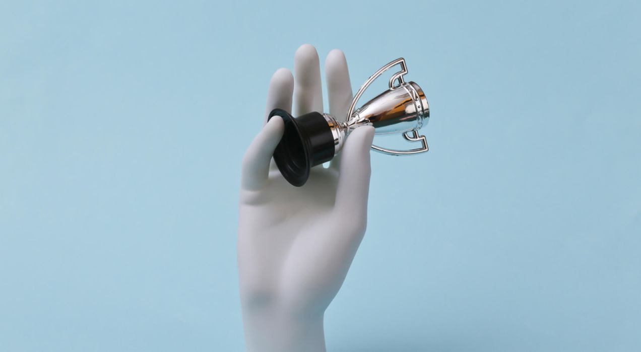 30+ Effective employee incentives that keep top talents motivated in 2025