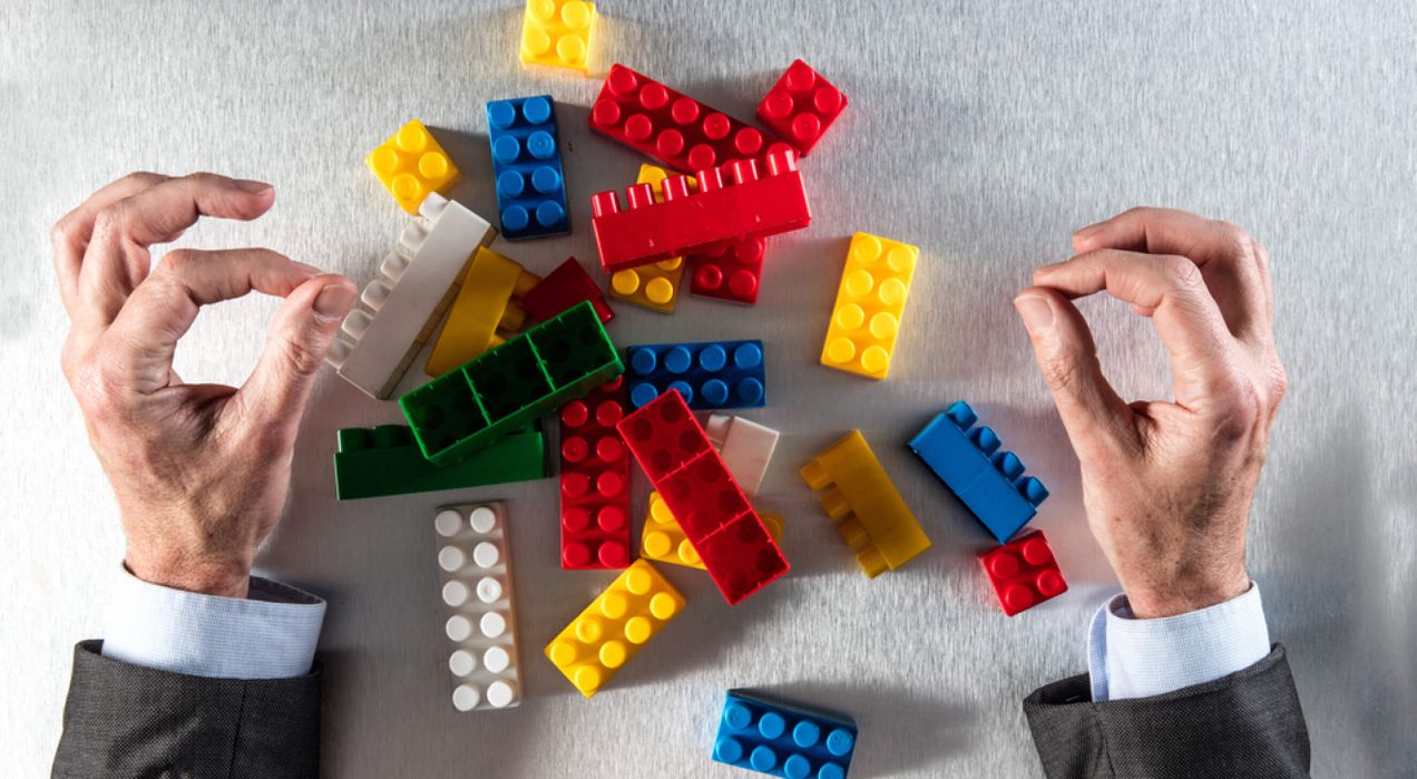 Organizational restructuring: Definition, strategies and top examples for leaders in 2025