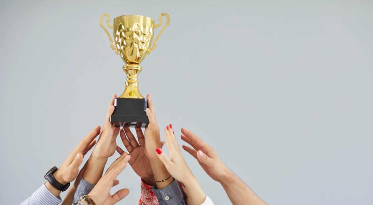 What is an employee reward program: 45+ Examples and best practices to try in 2025