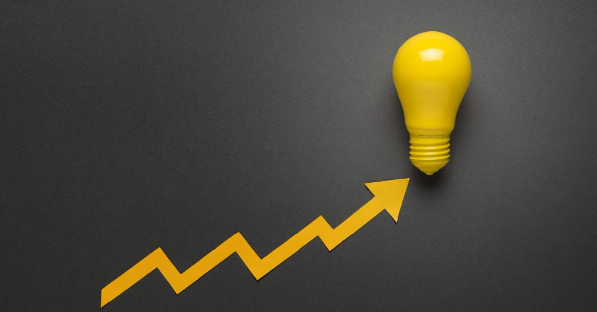 A arrow going up towards a bulb