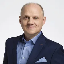 Cezary Maczka, Group Chief People & Culture Officer at Wielton Group and expert reviewer of this guide
