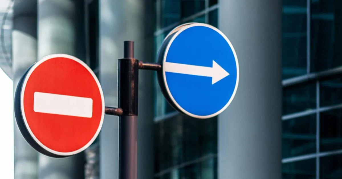 Road sign directing towards the right