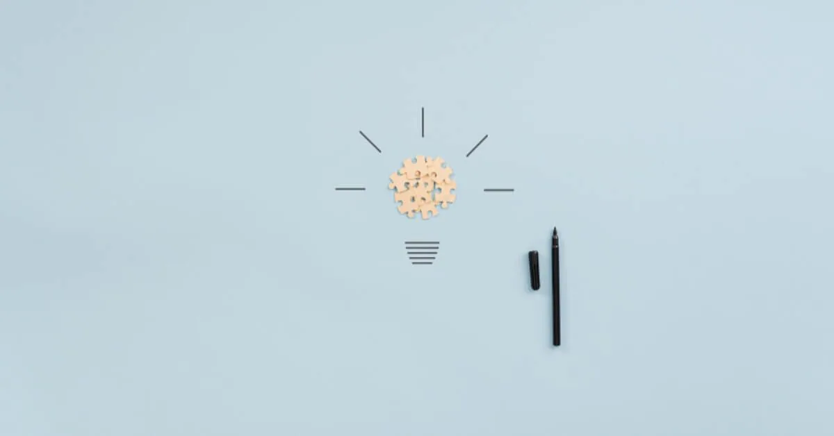 Lightbulb composed of puzzle pieces and black lines